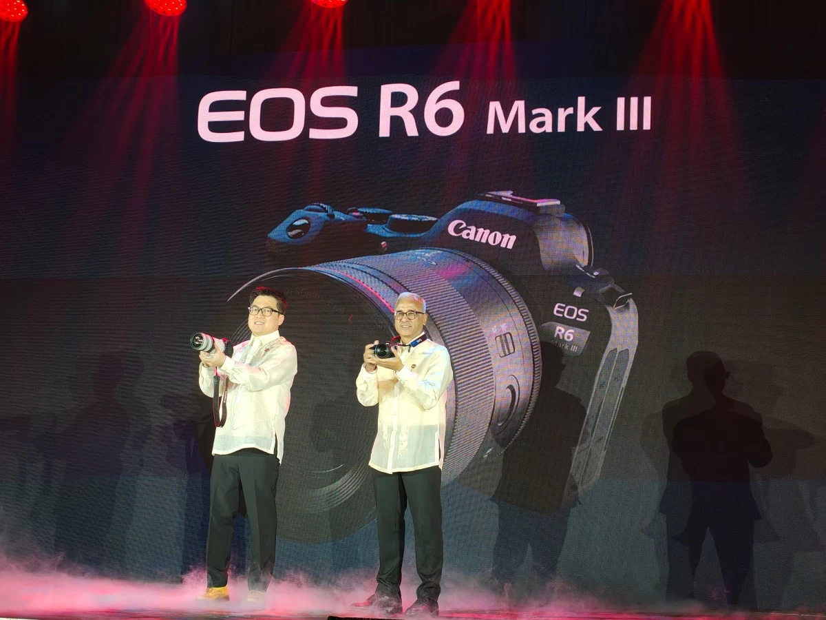 Canon Marketing Philippines Director for Consumer Marketing Jian Liu and Country Manager Anuj Aggarwal proudly present the new Canon EOS R6 Mark III during its launch last November 21 in Parañaque City.