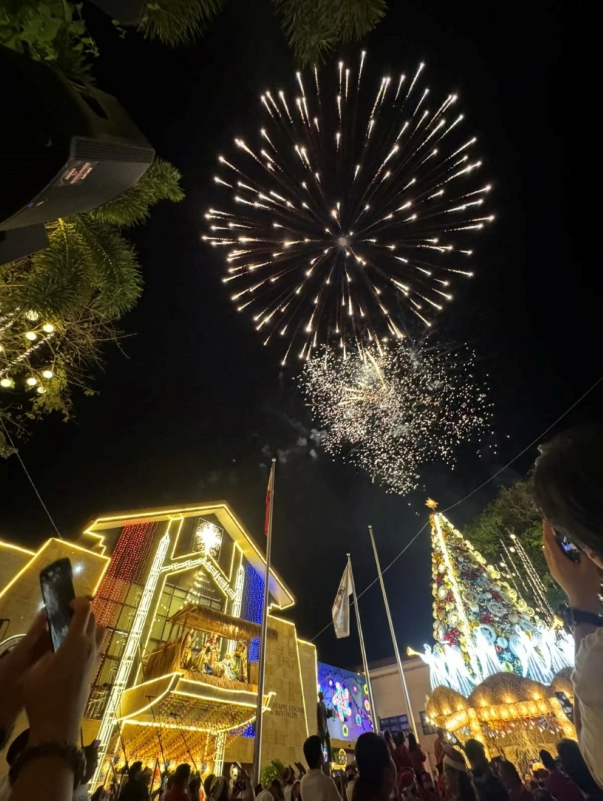 The Christmas tree lighting ceremony in Muntinlupa (Photo from Muntinlupa PIO)