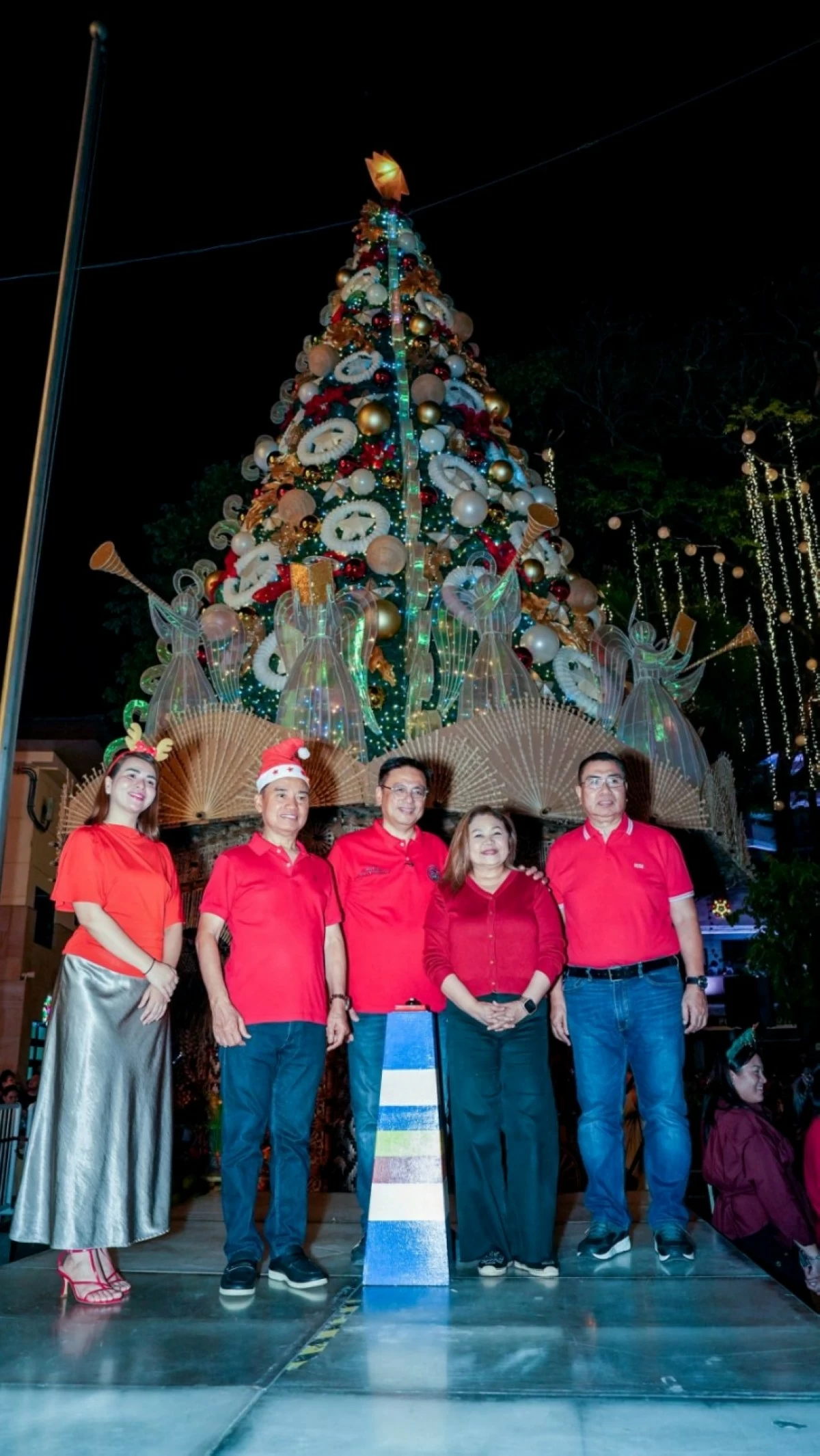 Mayor Ruffy Biazon (center) with Rep. Jaime Fresnedi, Vice Mayor Stephanie Teves-Wong, Trina Biazon and City Administrator Allan Cachuela at the Christmas tree lighting ceremony (Photo from Muntinlupa PIO) 