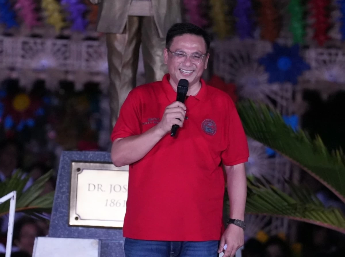 Mayor Ruffy Biazon at the Christmas tree lighting ceremony (Photo from Muntinlupa PIO)
