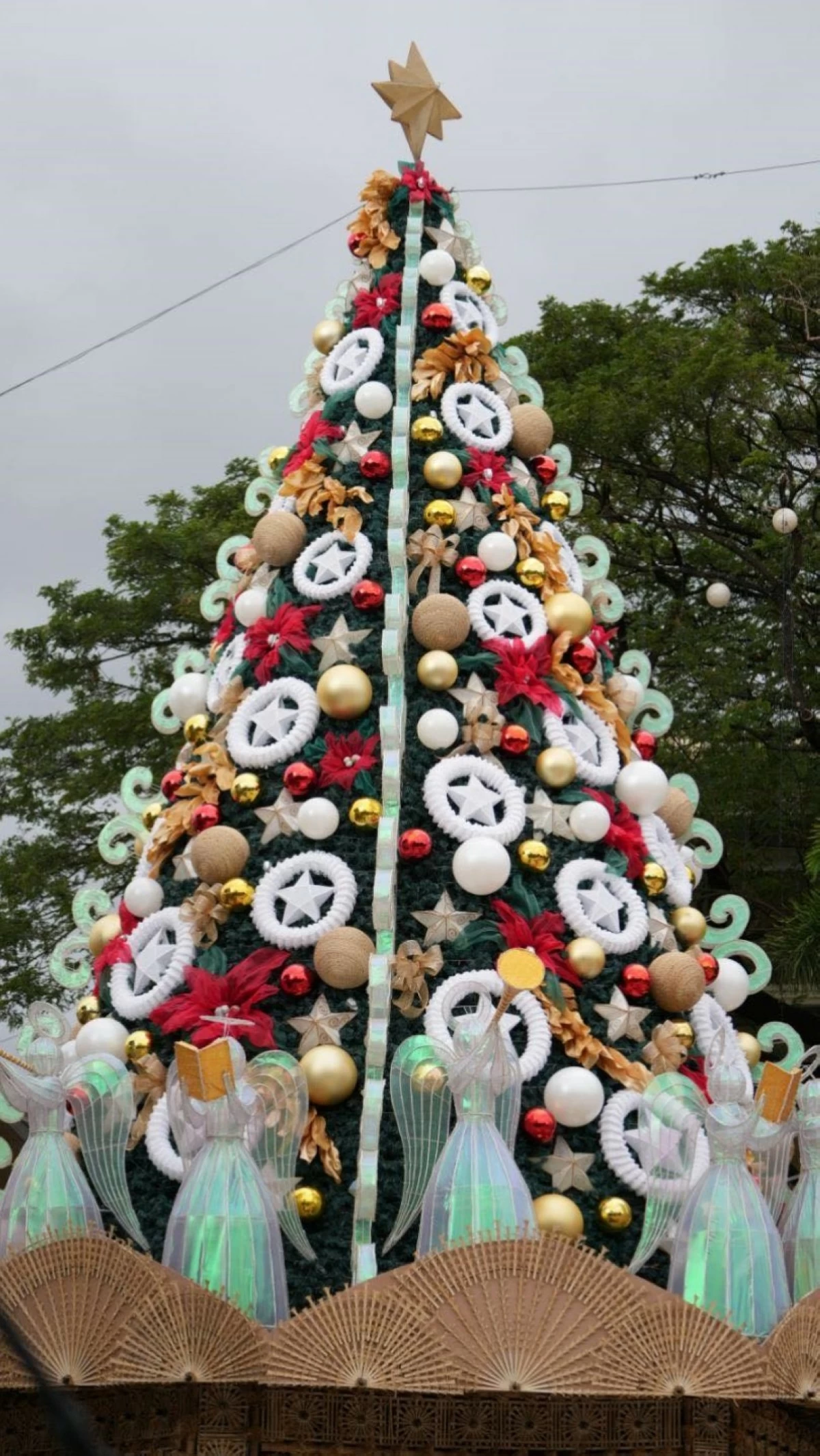 The 57-foot Christmas tree at the Muntinlupa City hall quadrangle (Photo from Muntinlupa PIO)