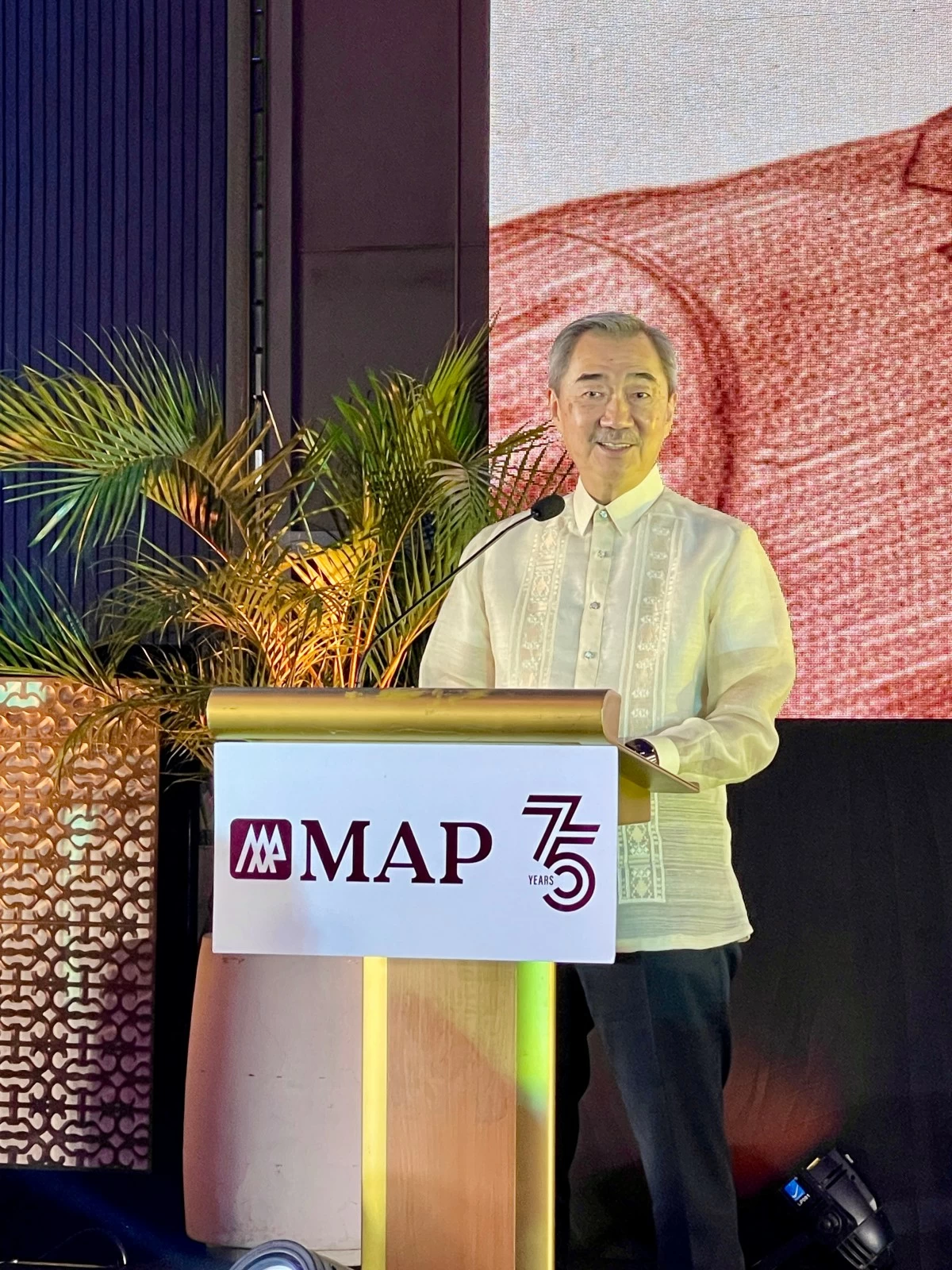 SM Prime Holdings Inc. Chairman Hans T. Sy accepts the Management Person of the Year award from the Management Association of the Philippines.