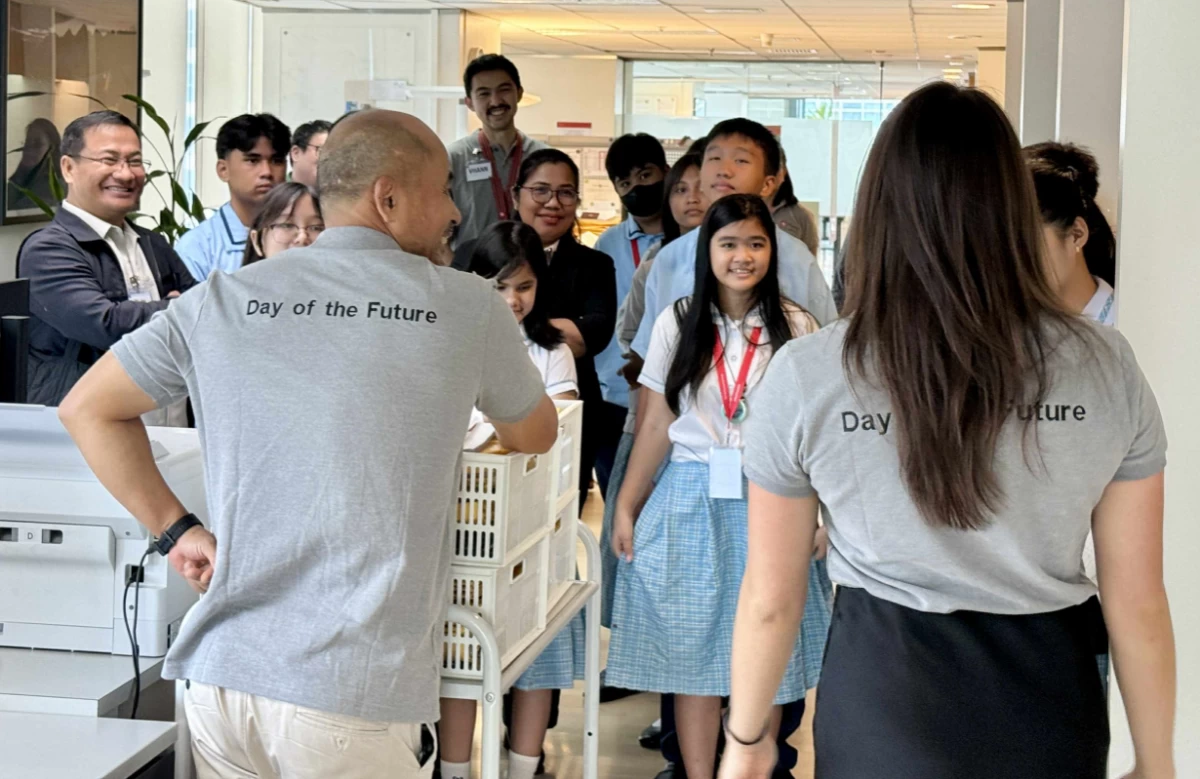 Learners and teachers tour the embassy.