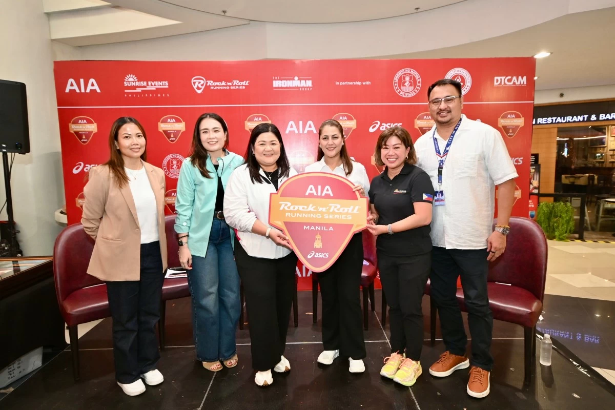 AIA PH Chief Marketing Officer Melissa Henson (third from left) and Sunrise Events, Inc. president Princess Galura (second from right) hold the AIA Rock ‘n’ Roll Running Series Manila logo during the opening of the health and wellness expo at Robinsons Place Manila Monday. Others in photo are (from left) Cignal TV’s Rissa Guilas, Sonak PH’s Ines Preysler, Dept. of Tourism OIC Cristal Bagatsing, and Dale Evangelista, Manila Sports Council director.
