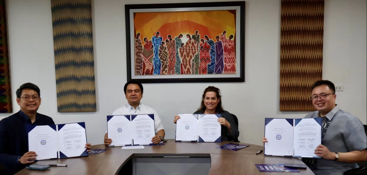 Ateneo de Davao University (ADDU) Director of the Ateneo Internationalization for Mindanao Romulo Vince Bueza, ADDU Vice President for Higher Education Fr. Antonio Basilio, S.J., PAEF Chairperson and U.S. Embassy Counselor for Public Affairs Jessica Simon, and PAEF Executive Director Julio Amador III sign the PAEF-ADDU partnership in Davao City.