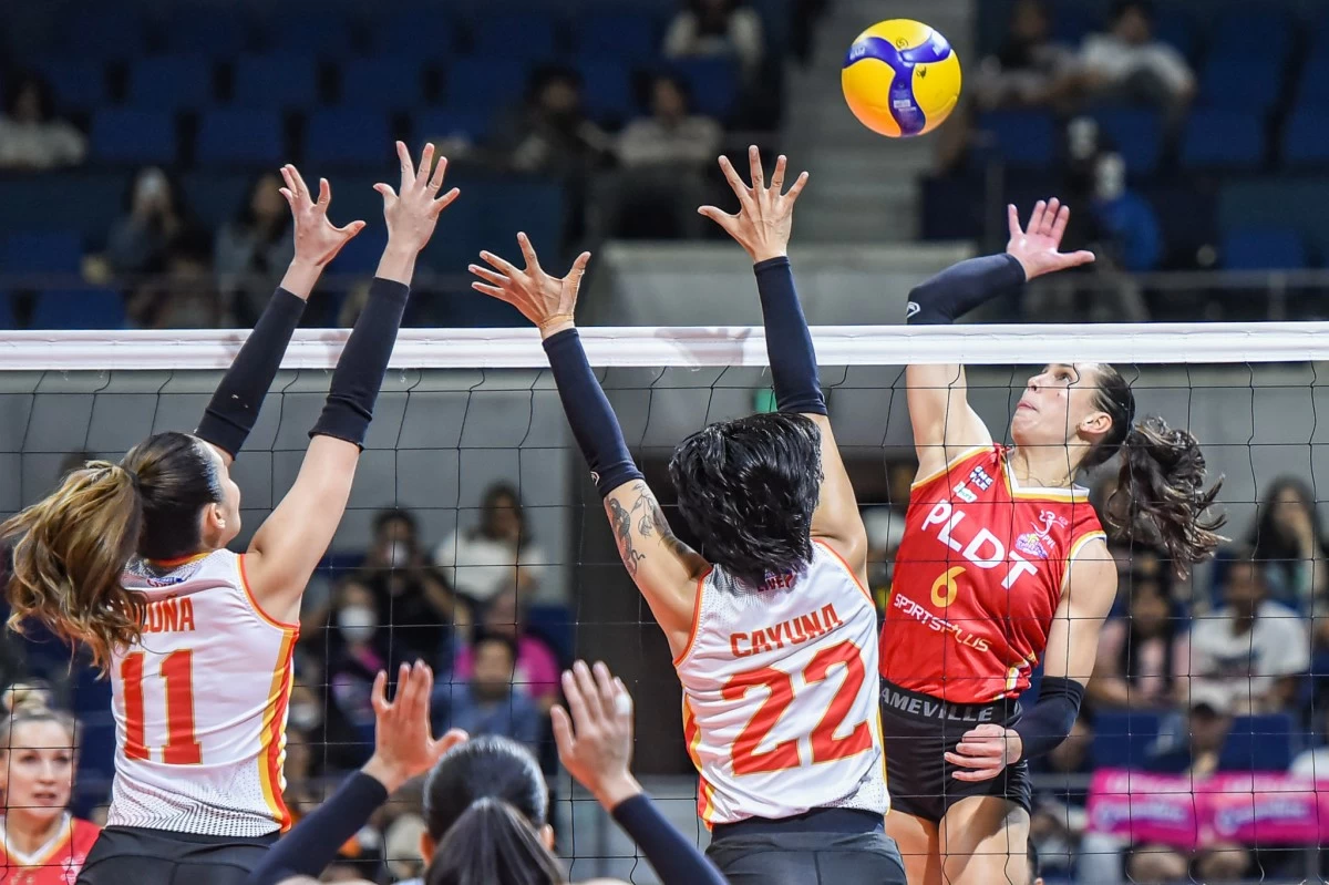 Savi Davison scores for PLDT. (PVL Images)