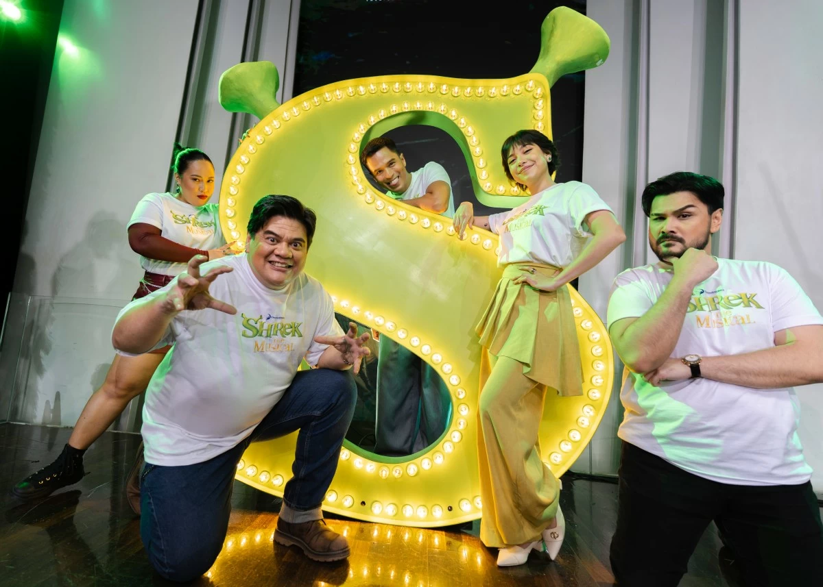 Jamie Wilson (2nd from left), Krystal Kane (2nd from right), Topper Fabregas (center), Alfredo Reyes (right), and Julia Serad (left) take center stage in Shrek The Musical 2025 as Shrek, Fiona, Donkey, Lord Farquaad, and Dragon, respectively.