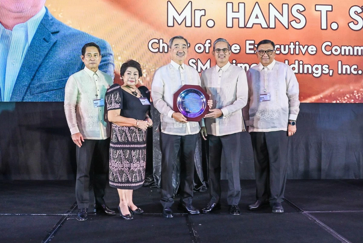 The Management Association of the Philippines (MAP) names SM Prime Holdings Chairman Hans T. Sy as Management Person of the Year (MPY) for 2025.
(L-R) MAP Vice President Michael Toledo, MAP MPY Judging Committee Chair Lilia B. de Lima, Hans T. Sy, MAP President Alfredo S. Panlilio, and MAP Governor Rene Almendras.