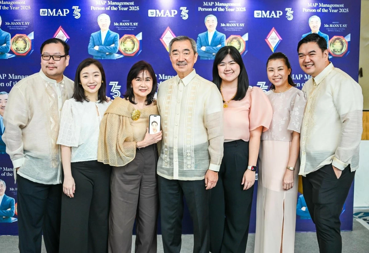 SM Prime Holdings Chairman Hans T. Sy and family.
(L-R): Harvey Sy, Carrie Sy, Carol Sy, Hans Sy, Hanna Carinna Sy, Shereen Sy, and Hans 