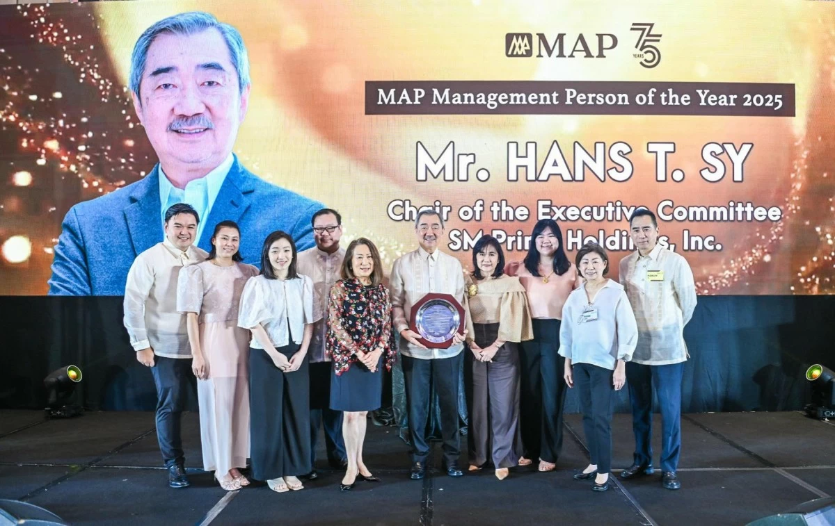 Sy family with SM Prime Chairman Hans T. Sy after he was named Manangement Person of the Year by the Management Association of the Philippines.
(L-R) Hans 