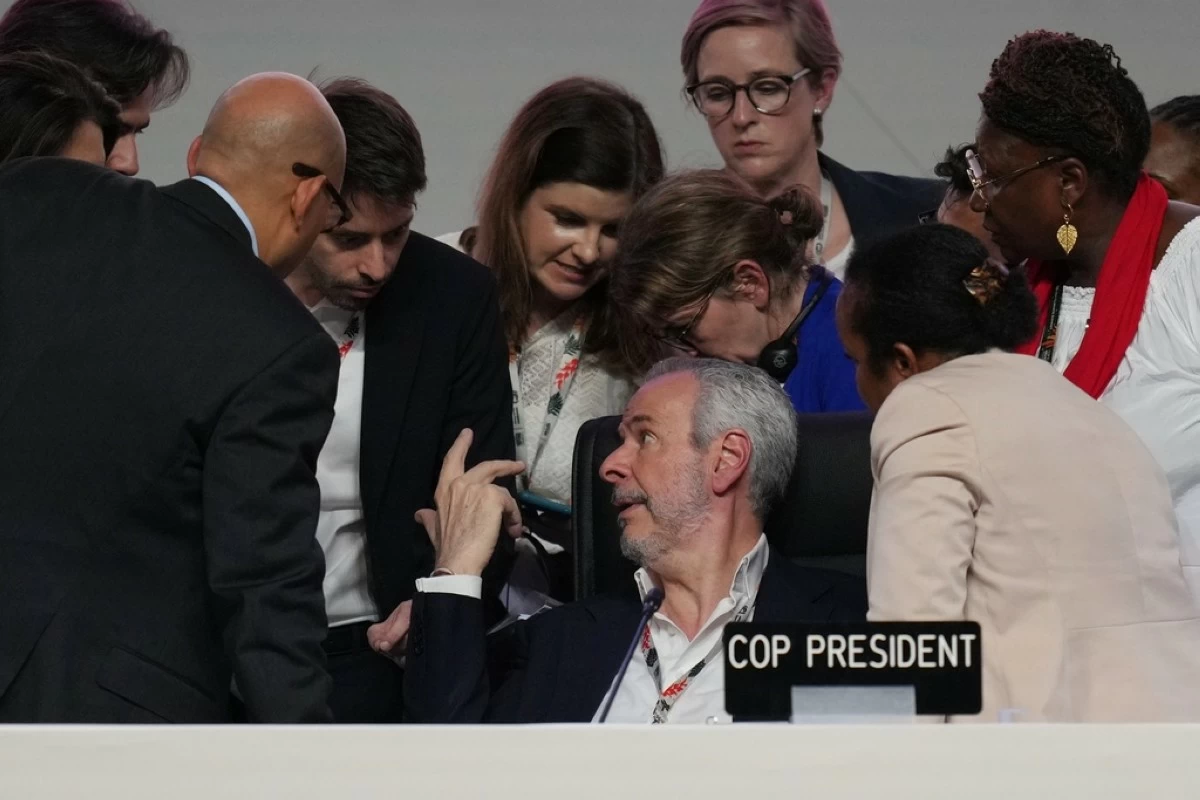 André Corrêa do Lago, COP30 president, center, and Simon Stiell, United Nations climate chief, front left, speak with staff during a plenary session at the COP30 U.N. Climate Summit, Saturday, Nov. 22, 2025, in Belem, Brazil. (AP Photo/Andre Penner)