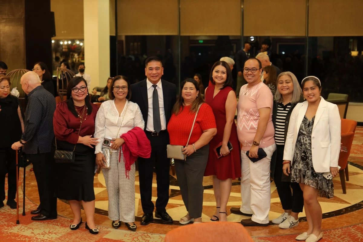 Members of the media with Taal Vista Hotel General Manager Ramon Makilan, Director of Sales & Marketing Mary Rose Lomibao, and Cluster MarComm Manager Ariesha Faith Dimaano.