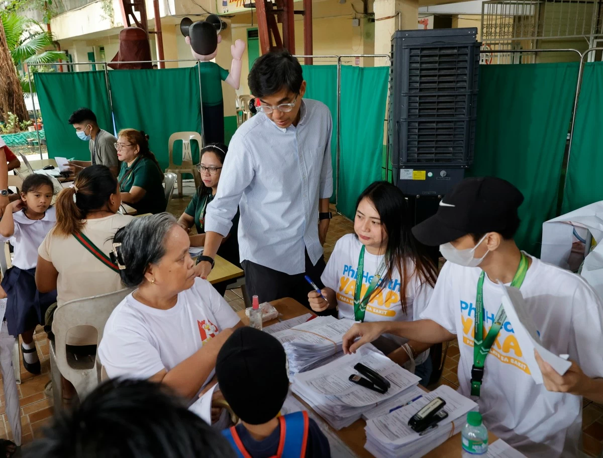 Here’s a cleaner, more natural caption:

Mayor John Rey Tiangco, together with PhilHealth YAKAP representatives, assisted residents applying for the program on Tuesday. (Photo from Navotas LGU)
