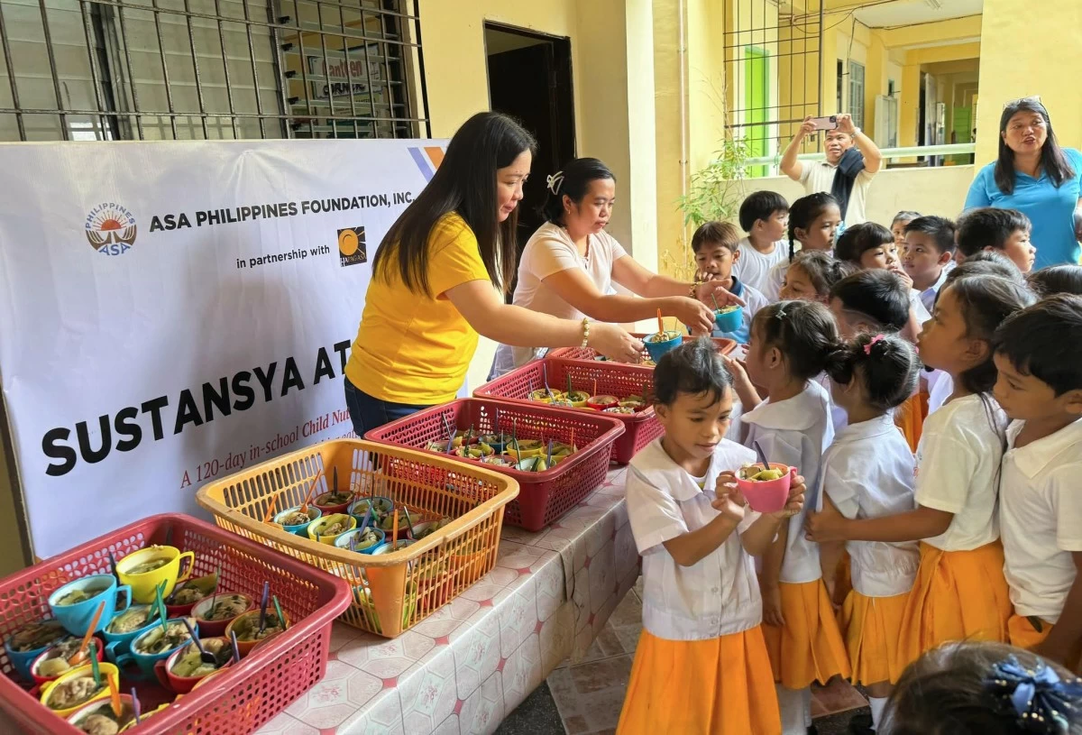 ASA Philippines staff and Nanay volunteers distribute nutritious food to students of Dalahican Elementary School in Cavite under the “Sustansya at Pag-Asa” Child Nutrition Program.