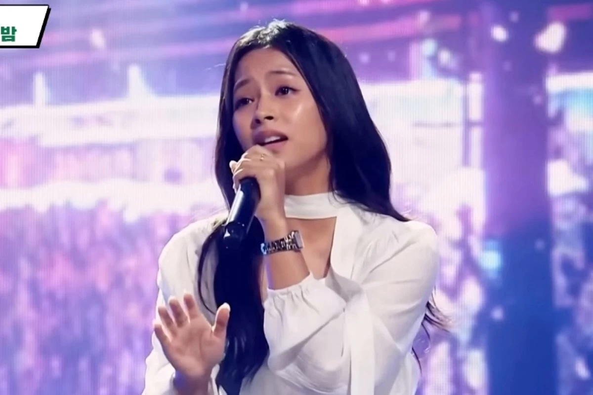 Gwyn Dorado performing "One Late Night in 1994" on "Sing Again 4" on Nov. 25 (Screenshot from JTBC Voyage video on YouTube)