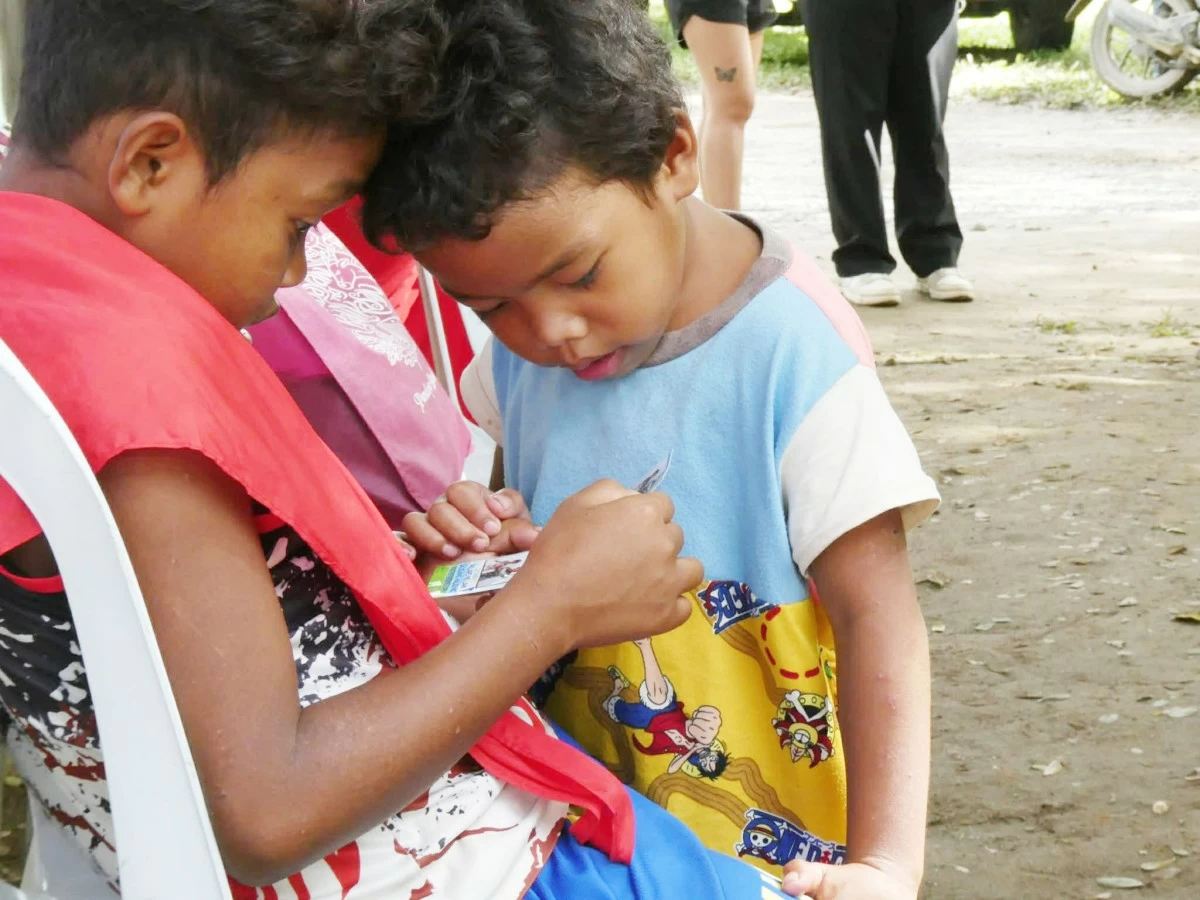 DUMAGAT CHILDREN look at their photo taken at the Opulens Photobooth. 