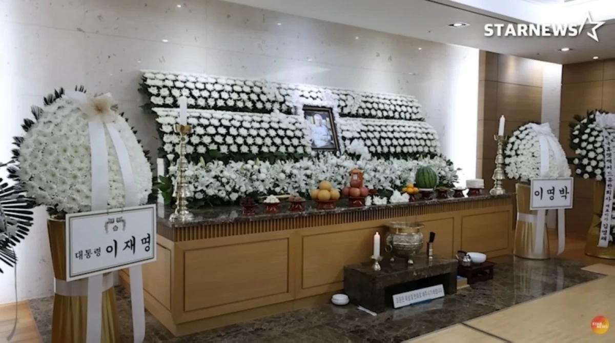 The memorial altar of Korean actor Lee Soon-jae (Screenshot from Starnews Korea video on YouTube) 