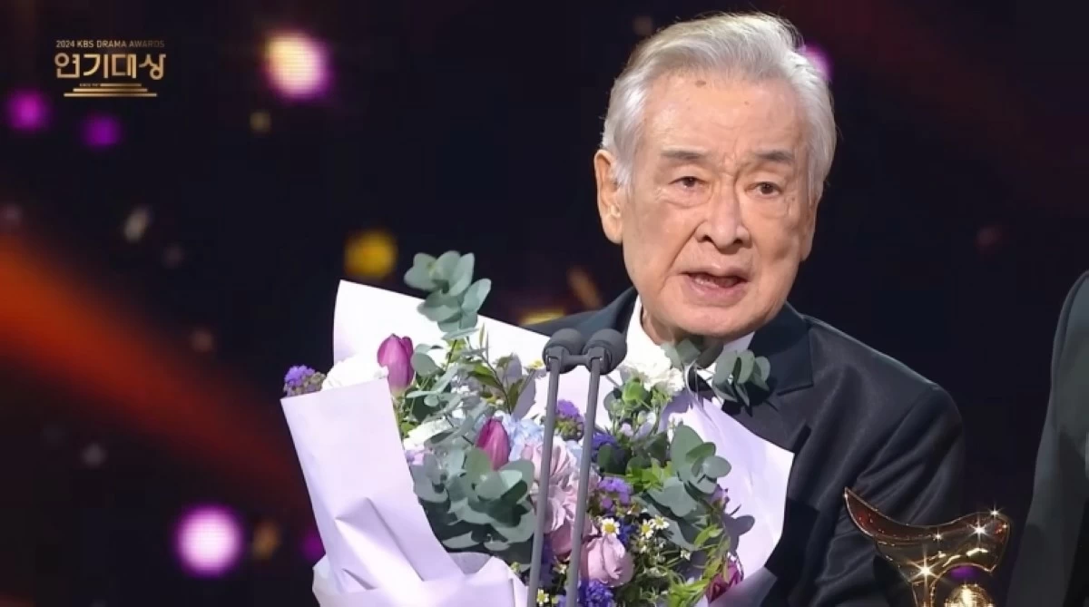 Lee Soon-jae at the 2024 KBS Drama Awards (Screenshot from KBS video on YouTube) 