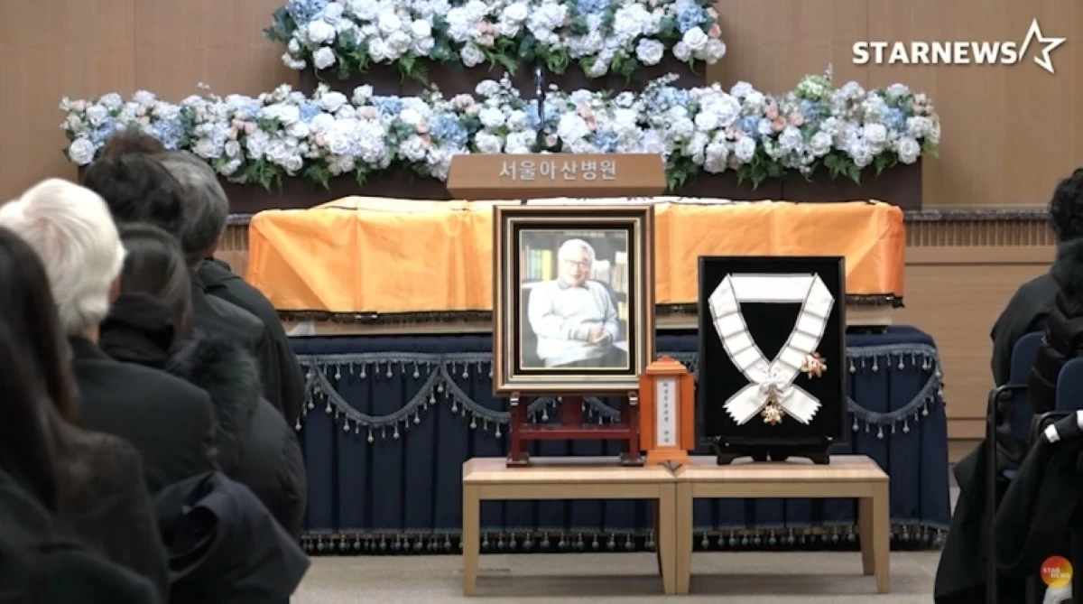 The  Geumgwan Order of Cultural Merit medal awarded to Lee Soon-jae by the Korean government on Nov. 25 (Screenshot from Starnews Korea video on YouTube) 
