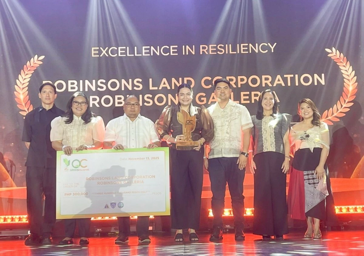 Robinsons Malls receives the Excellence in Resilience Award for its commitment to safety, disaster-readiness, and sustainable operations from Quezon City Mayor Joy Belmonte (2nd from right) and Vice Mayor Gian Sotto (leftmost) during the Green Awards at the City Hall M.I.C.E. Center on Thursday (Nov. 13, 2025).
