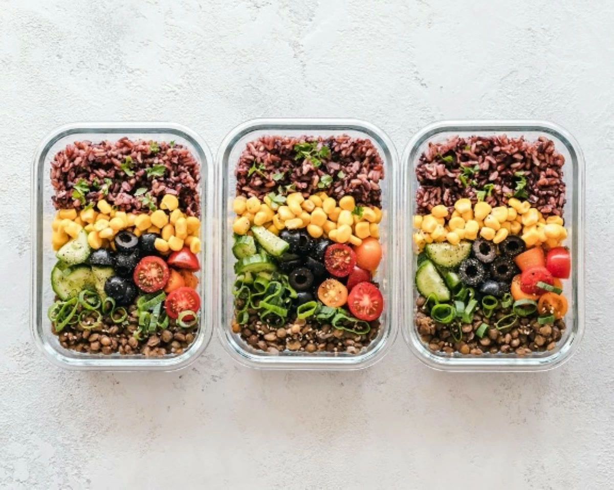 These glass containers are packed with plant-based foods for the week ahead. Photo from Pexels.