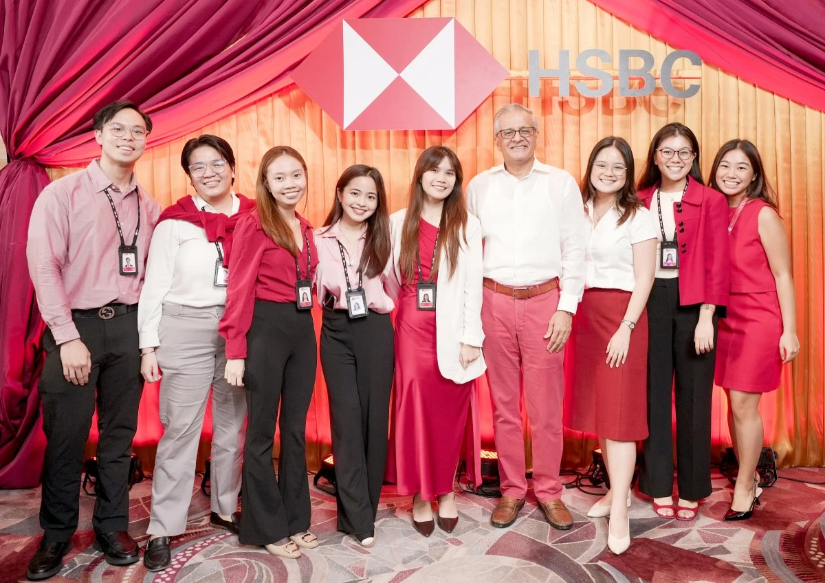 HSBC Philippines CEO and Head of Banking Sandeep Uppal with the 4th Cohort of the Country Graduate Program