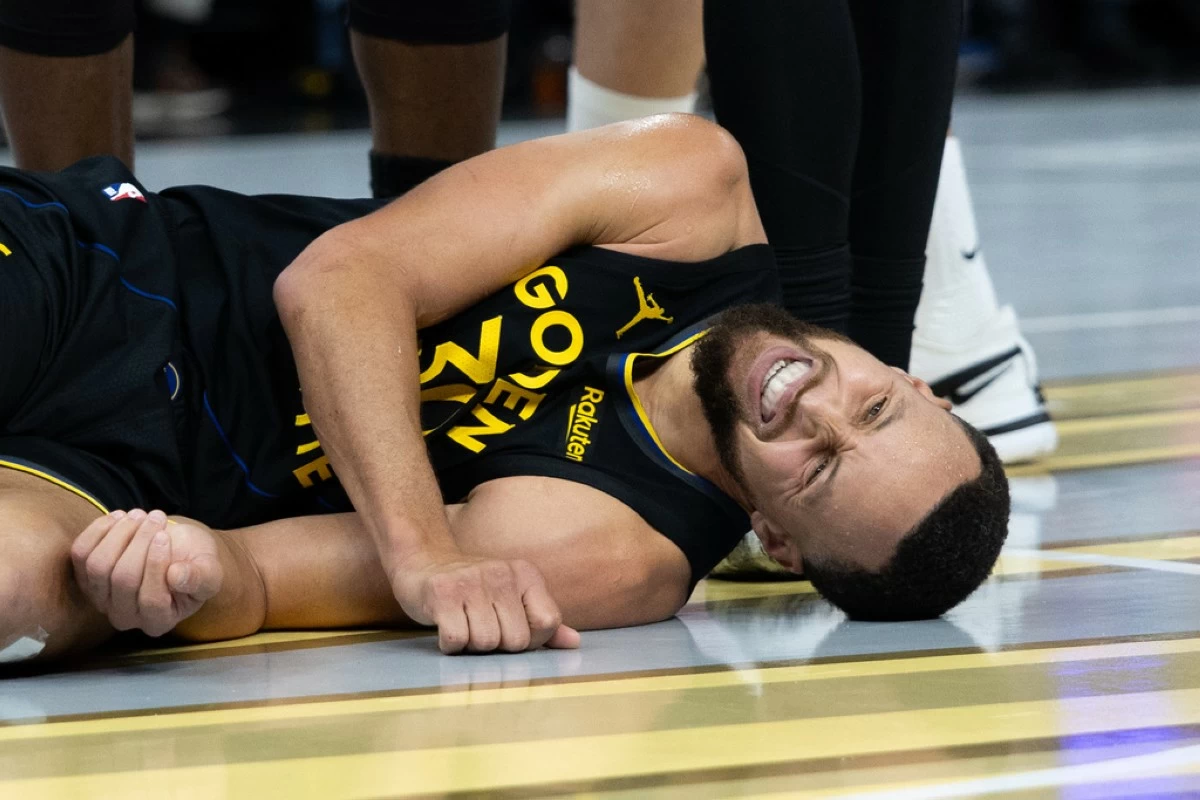 Golden State Warriors guard Stephen Curry lies on the floor during the second half of an Emirates NBA Cup basketball game against the Houston Rockets Wednesday, Nov. 26, 2025, in San Francisco. (AP Photo/Benjamin Fanjoy)