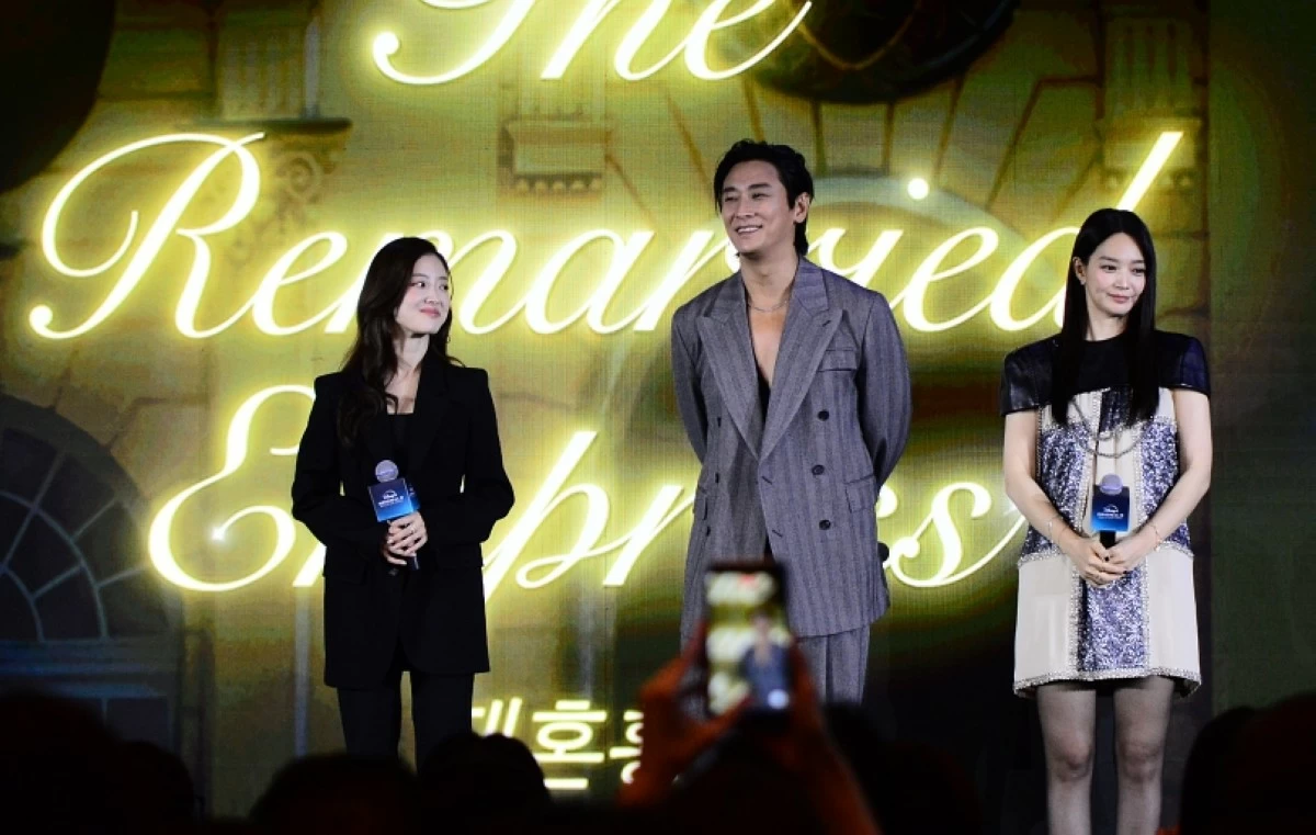 Shin Min-a (extreme right) with Ju Ji-hoon and Lee Se-young at the Disney  Original Preview at the Hong Kong Disneyland Resort on Nov. 13 (Jonathan Hicap 