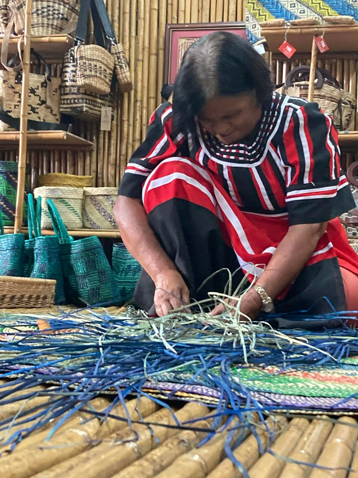ARTIST AT WORK Ate Rosie demonstrates how she crafts a mat design.