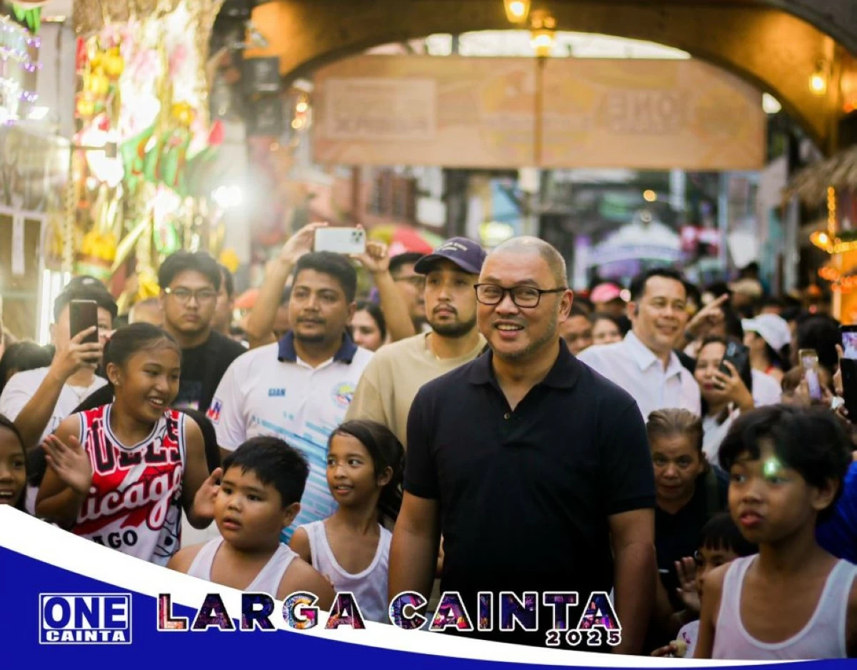 Kids gather around Cainta Mayor Kit Nieto during the opening of the house decoration contest on Sto. Niño Street in Cainta, Rizal (photo from Cainta Tourism Office)