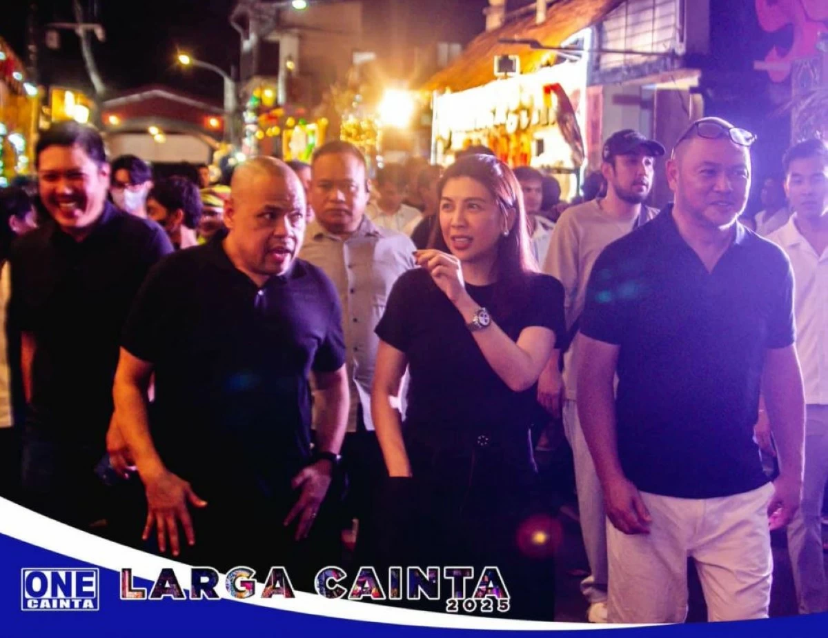 Mayor Kit tours First District Rep. Mia Ynares around the houses that are adorned with native delicacies (photo from Cainta Tourism Office FB page) 