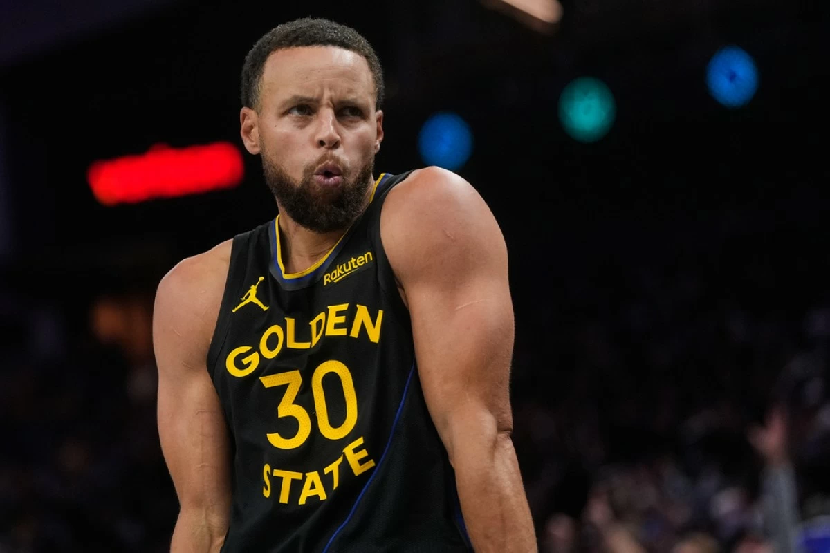 Golden State Warriors guard Stephen Curry reacts after making a 3-point basket during the second half of an NBA Cup basketball game against the Portland Trail Blazers, Friday, Nov. 21, 2025, in San Francisco. (AP Photo/Godofredo A. Vásquez)