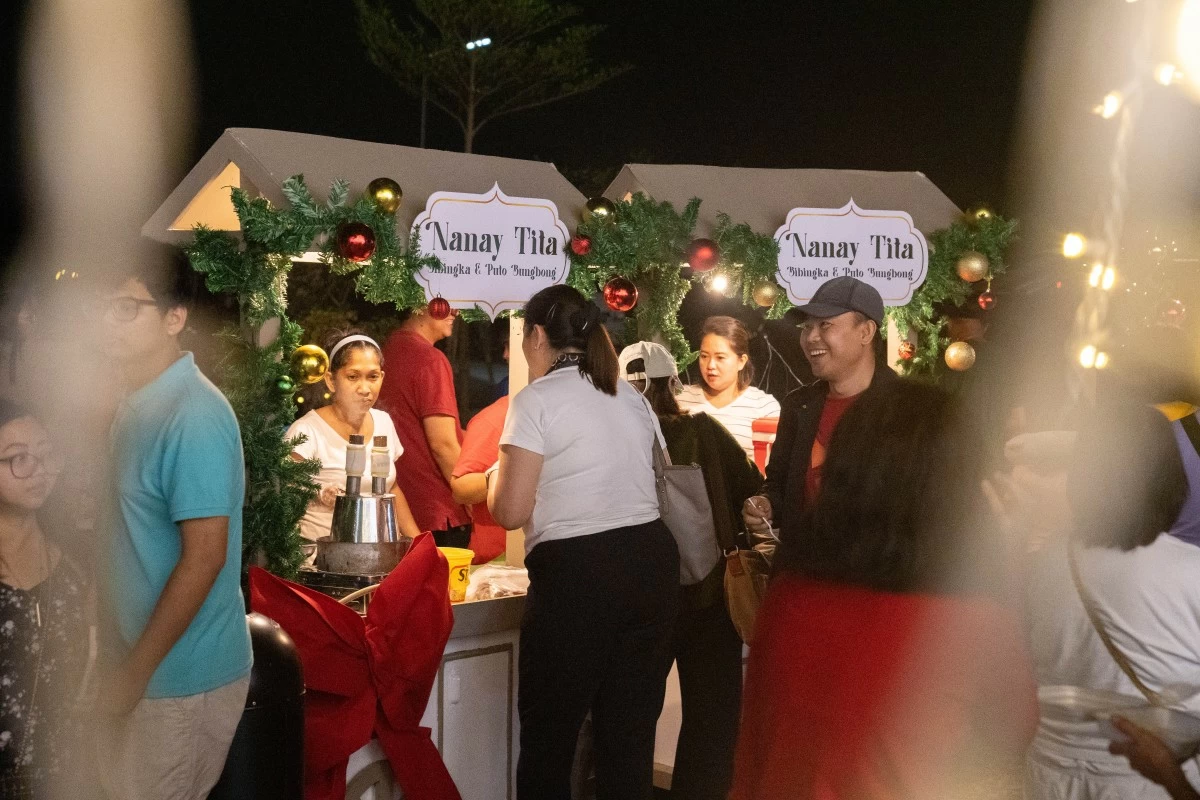 Guests lined up for holiday staples like puto bumbong and bibingka sold in the area