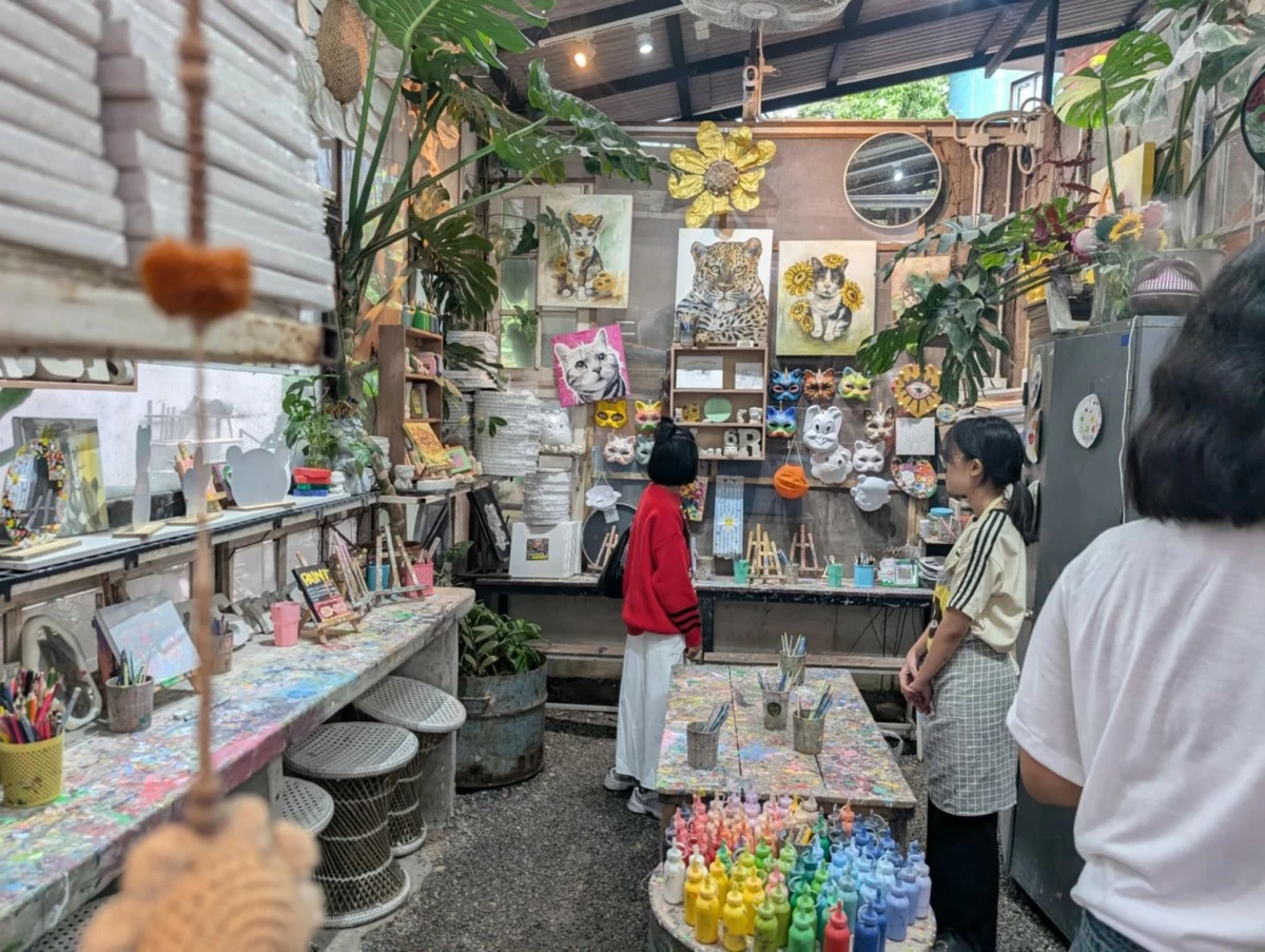 Locals and tourists alike flock to the city's quaint art markets.