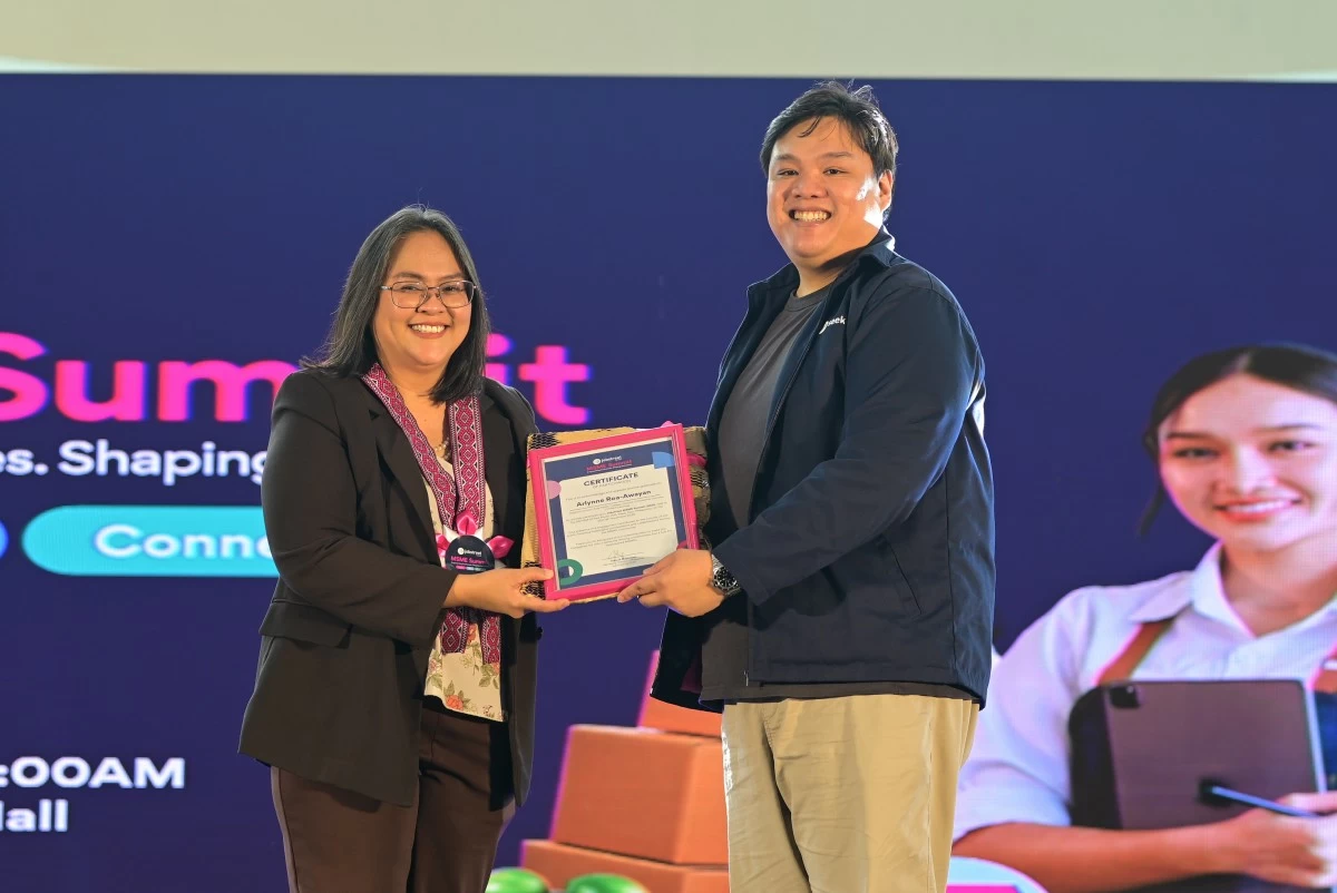 Ms. Arlynne Roa-Awayan of Asia Pacific College accepts her Plaque of Appreciation from Mr. Henry Jose “Joey” Yusingco of Jobstreet (right) by Seek Country Marketing head.
