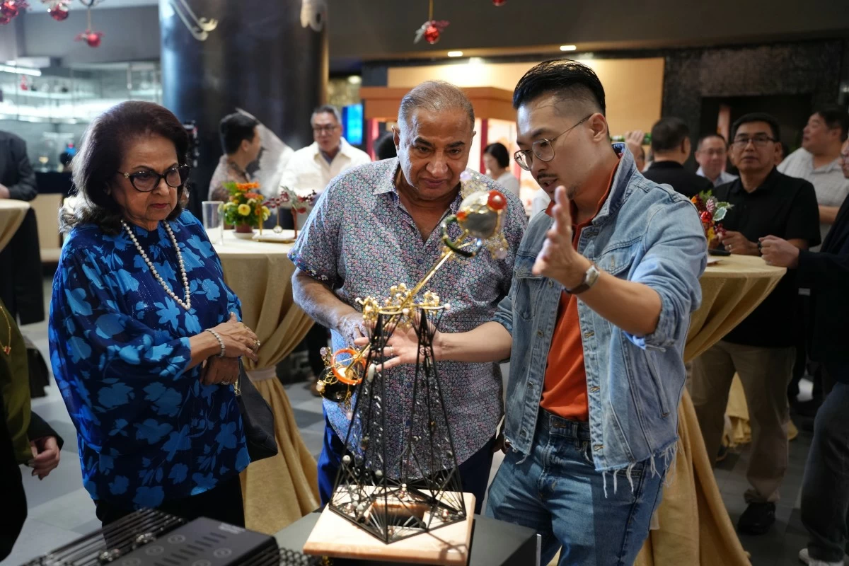  Ivan Co exhibiting the movement of 