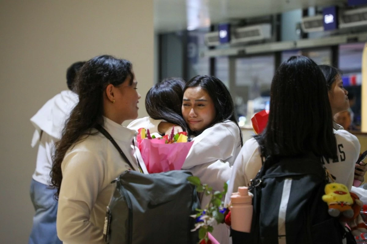 Families and supporters filled the airport on November 28, 2025, to welcome home the country’s young champions. (DepEd photo)