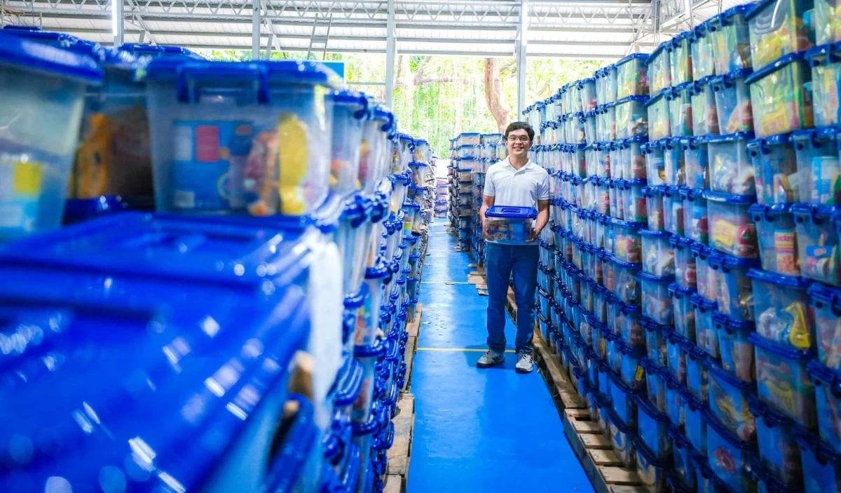 Batangas 1st district Rep. Leandro Legarda Leviste, in a warehouse full of his Noche Buena packs (Facebook)