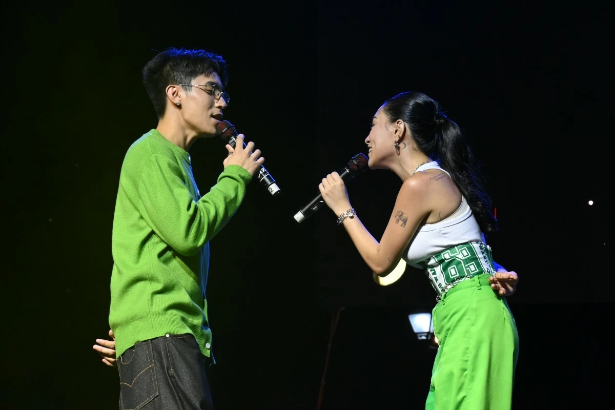 Pinoy Big Brother (PBB) big winner duo BREKA (Brent Manalo and Mika Salamanca) grace the stage at the Sunset Concert of Puregold’s Hakot Relay Run.