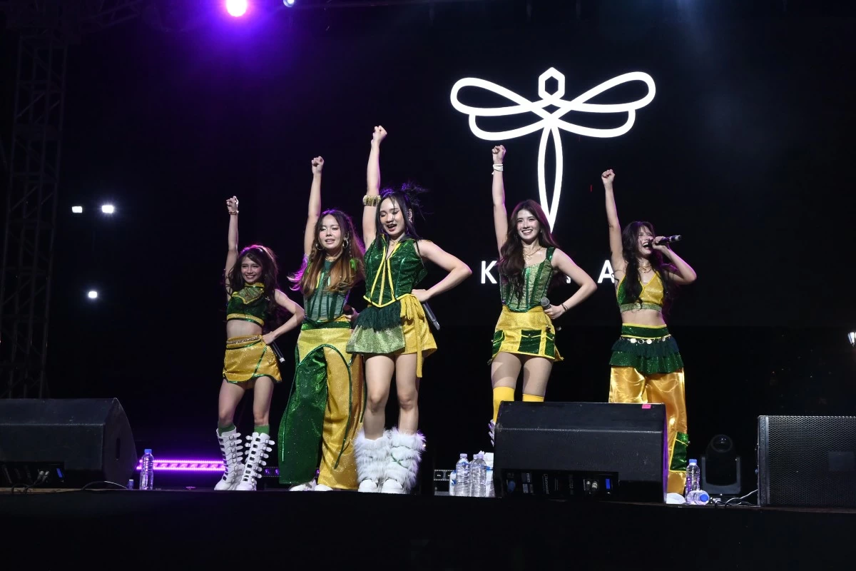 At the Puregold Hakot Relay Run, Puregold staged a Sunset Concert featuring P-Pop performers KAIA (Charice, Angela, Alexa, Sophia, and Charlotte).
