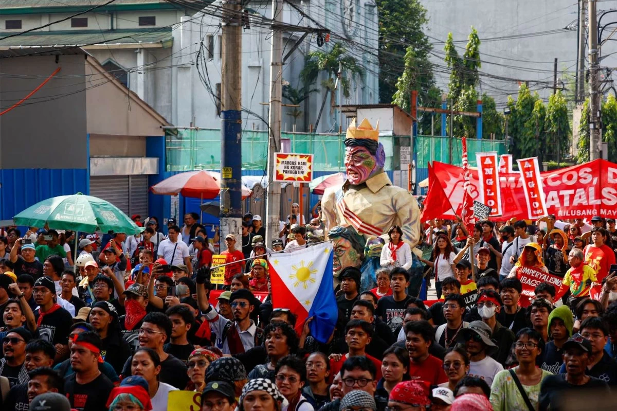 Crowds march toward Mendiola during the Bonifacio Day anti-corruption protest on November 30, before being blocked by police along Recto Avenue.