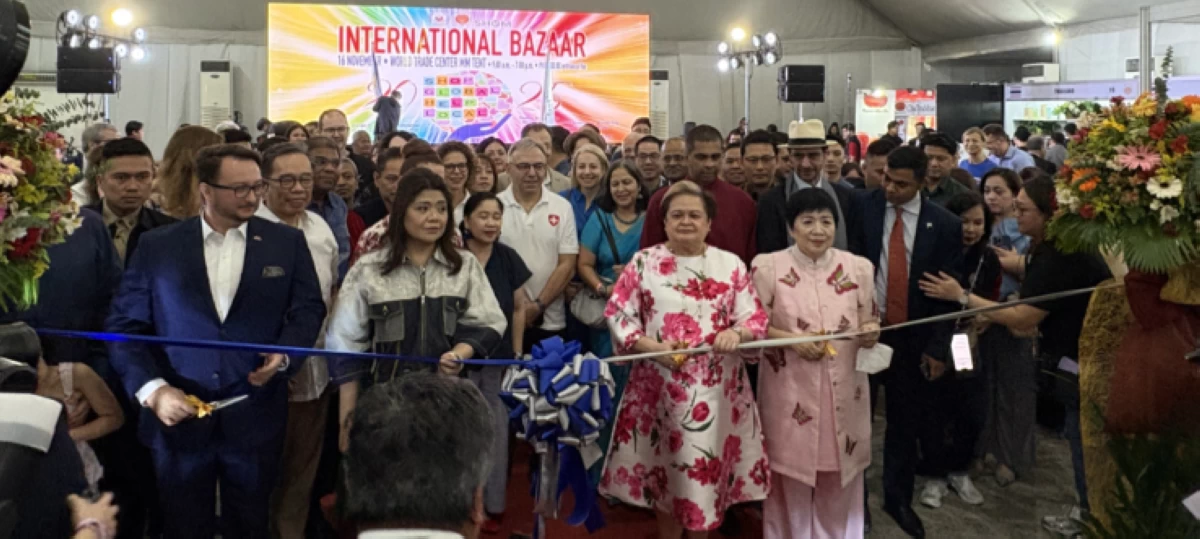 Ribbon cutting was led by Secretary of Foreign Affairs and International Bazaar Foundation Chair Hon. Ma. Theresa P. Lazaro, with (from left) SHOM representative Arkadiusz Tracz, guest of honour Hon. Maria Rachel J. Arenas, and IBF President Consul Betty Ang.