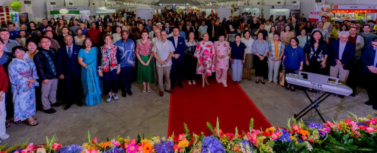 The bazaar became a vibrant social gathering, bringing together members of the diplomatic circle, government officials, and shoppers alike.