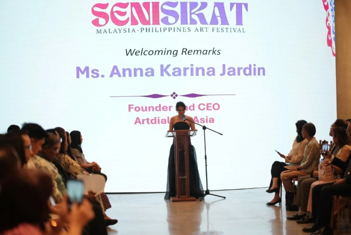 Anna Karina Jardin, founder and CEO of ArtDialogo Asia, warmly welcomes distinguished guests to the opening ceremony of SENISIKAT