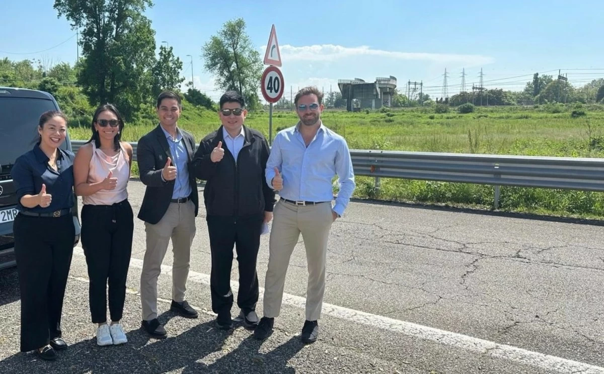  DoubleDragon Corporation Chairman Edgar “Injap” Sia II with Hotel101 Global CEO Hannah Yulo-Luccini, CDO Catherine Chan, Director for Strategic Partnerships Europe Carlo Paguio and Mario Berta)