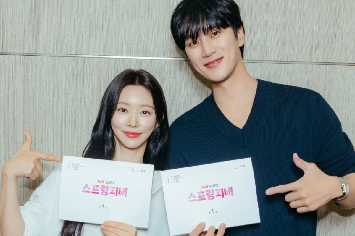 Ahn Bo-hyun (right) and Lee Joo-been, the stars of Prime Video’s romcom "Spring Fever" (Prime Video) 