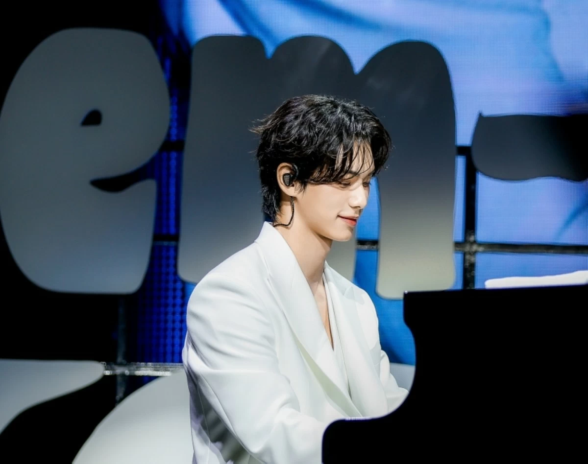 Korean actor Lee Chae-min playing the piano at his fan meeting in Manila (Pulp Live World, Varo Entertainment) 