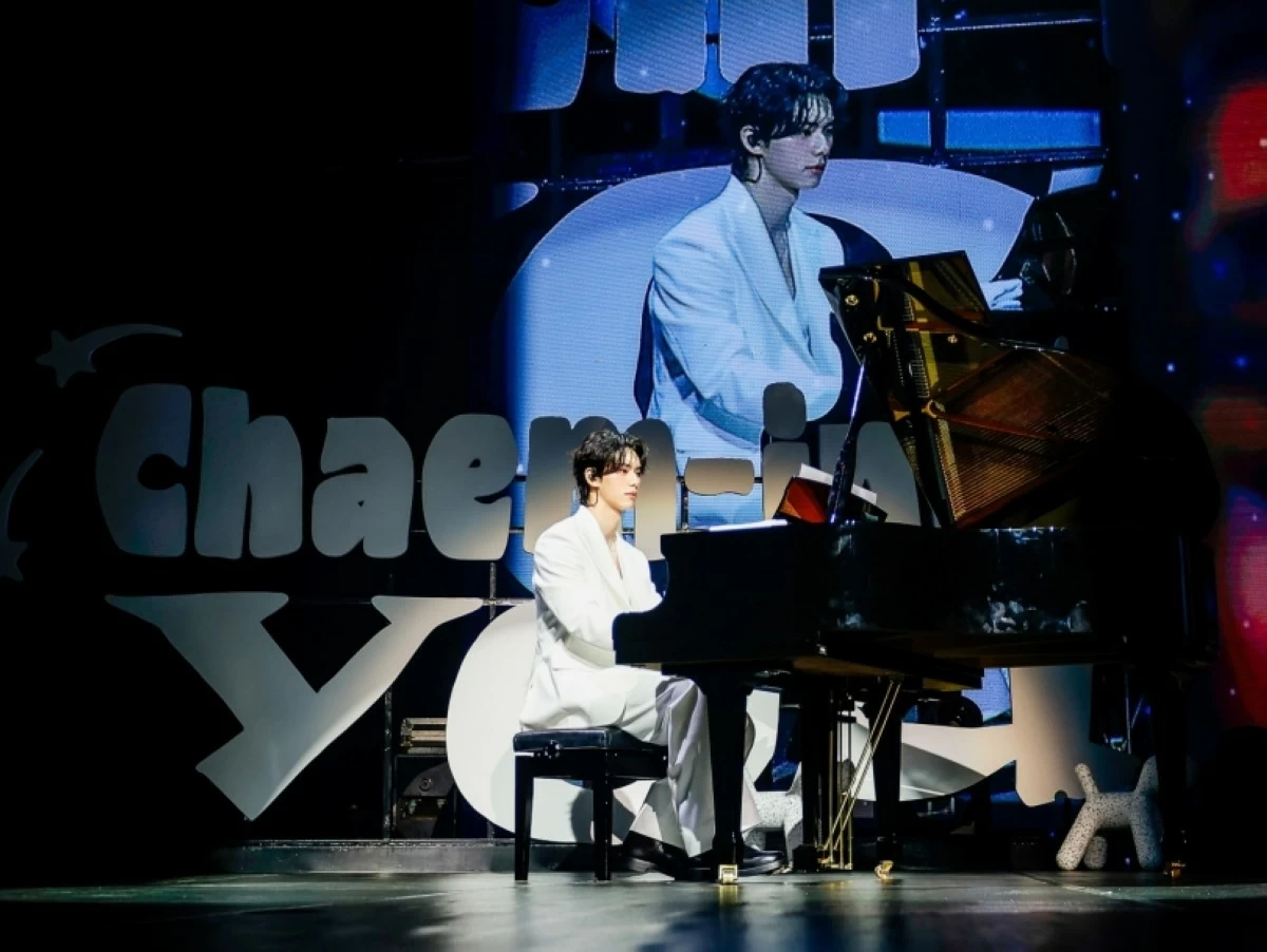 Korean actor Lee Chae-min playing the piano at his fan meeting in Manila (Pulp Live World, Varo Entertainment) 