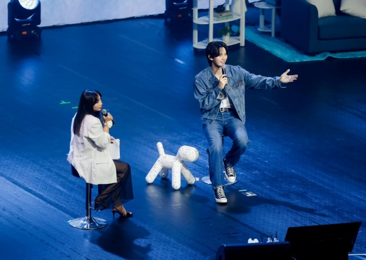 Korean actor Lee Chae-min at his fan meeting in Manila with emcee Kring Kim (Pulp Live World, Varo Entertainment) 