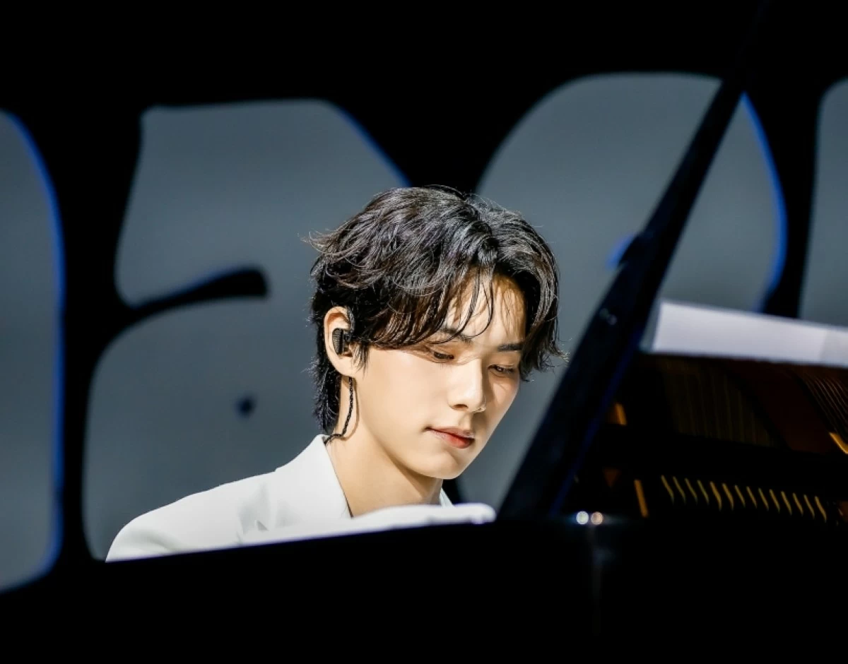 Korean actor Lee Chae-min playing the piano at his fan meeting in Manila (Pulp Live World, Varo Entertainment) 